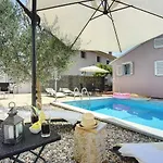 House Michelle Holiday home